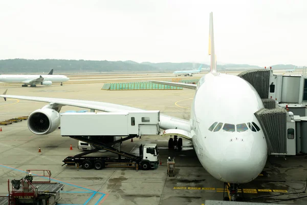 Vue de l'angle avant de l'avion sur le terminal de la porte se préparant au décollage . — Photo