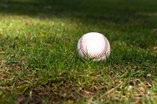 Honkbal opleggen van groen gras op honkbalveld gebruikt. — Stockfoto