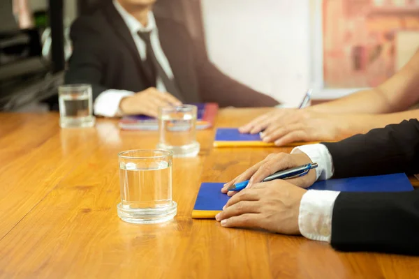 Affärsmän Möte Vid Konferens Med Glas Vatten Och Anteckningsbok Träbord — Stockfoto