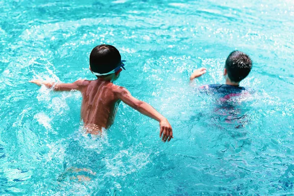 Selected focus little boy head dos littel boy jugando en la piscina de vacaciones . —  Fotos de Stock