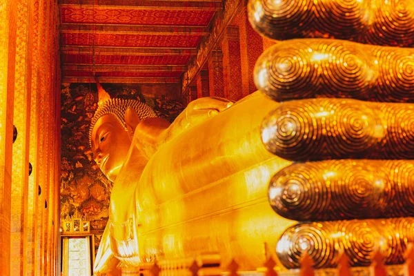 Vintage imagem efeito retro de Templo de reclinar buddha em Wat-Pho em Bangkok Tailândia . — Fotografia de Stock