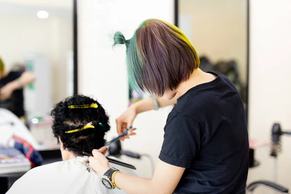 Peluquería con estilo de pelo de moda colorido corte de anciana en el salón . — Foto de Stock