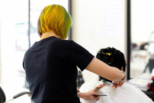 Peluquería con estilo de pelo de moda colorido corte de anciana en el salón . — Foto de Stock