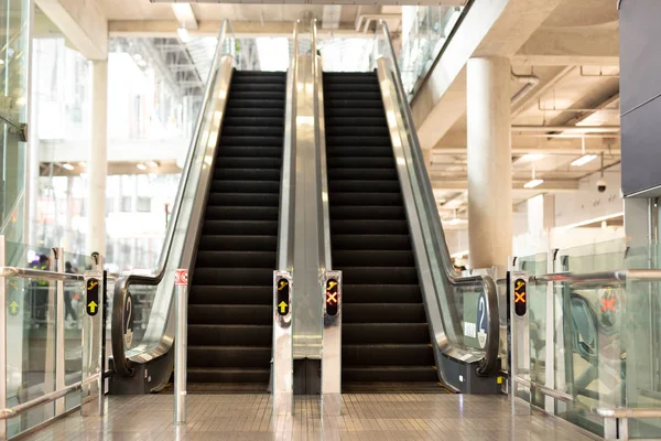 自动扶梯位于现代机场航站楼明亮的当代大厅 — 图库照片