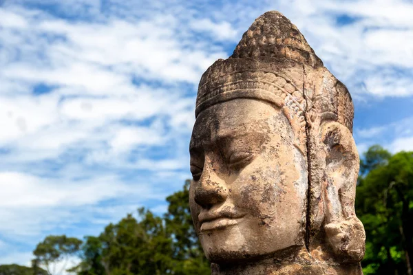 Cabeça de estátua guardiã portão na entrada de Angkor Thom Camb — Fotografia de Stock