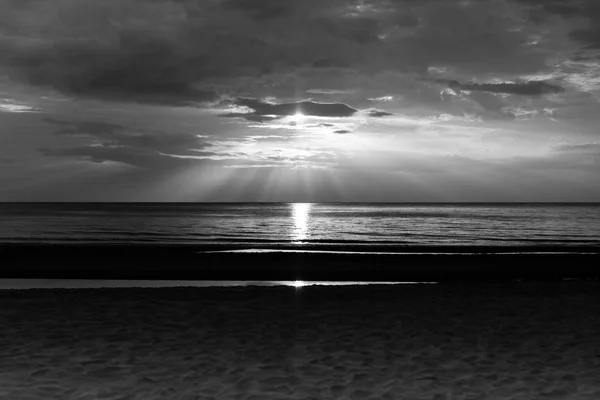 Beautiful sunset over sea of Thailand in black and white. — Stock Photo, Image