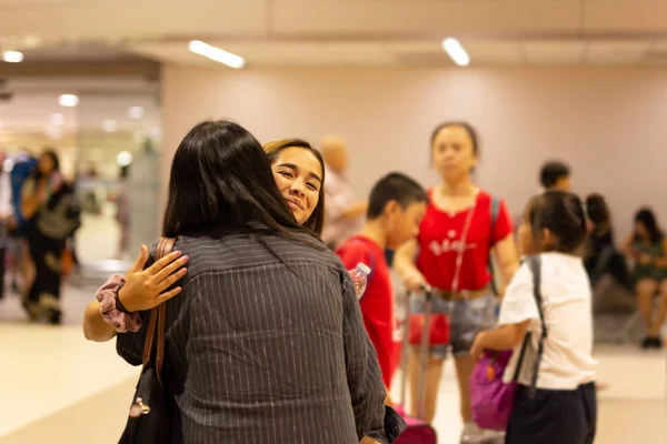Счастливая Дочь Обнимает Мать Прибытии Аэропорт — стоковое фото