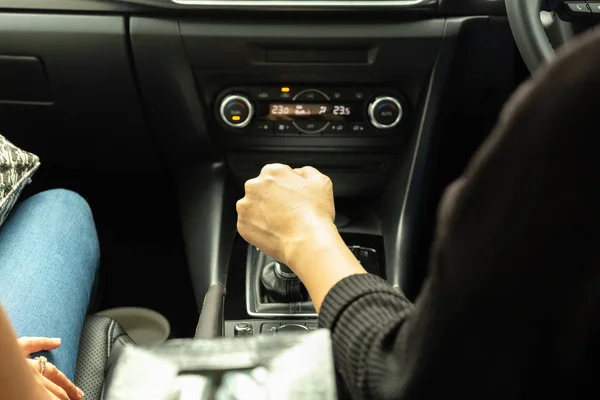 Close-up van de verschuivende toestellen van de vrouw op de versnellingsbak en rijdende auto met he — Stockfoto