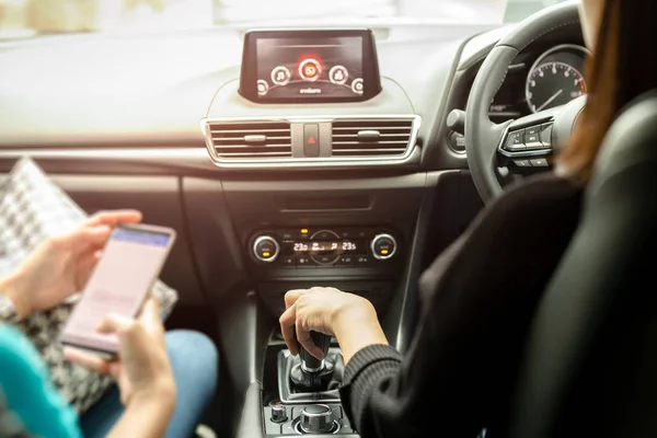 Dos Amigas Conduciendo Coche Moderno Carretera Del Campo —  Fotos de Stock