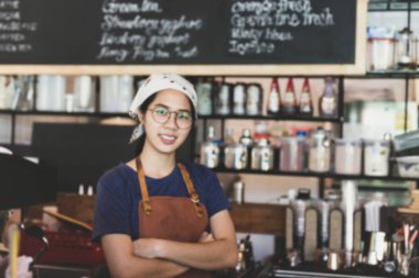 Bulanık kavramı genç garson ayakta silah kafede geçti.