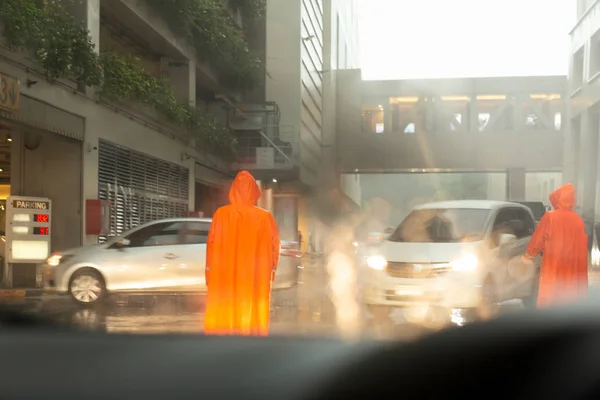 Zwei Gardisten mit Regenkälte steuern den Verkehr zum Gebäude in — Stockfoto