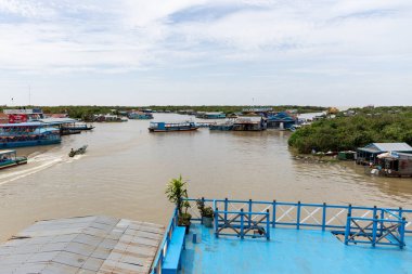 Ağustos: 29: 2018 - Siem Reap, Kamboçya - üstten görünüm Tonle Sap Gölü üzerindeki yüzen köyü. Siem Reap Kamboçya.