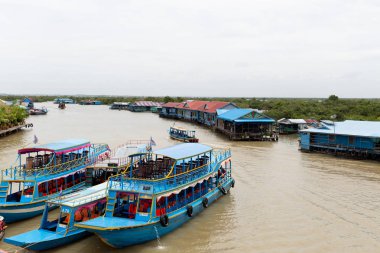 Ağustos: 29: 2018 - Siem Reap, Kamboçya - üstten görünüm Tonle Sap Gölü üzerindeki yüzen köyü. Siem Reap Kamboçya.