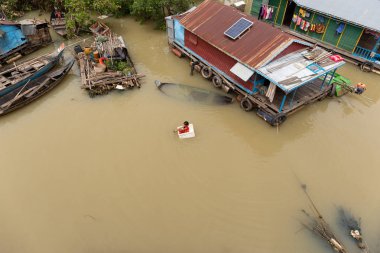 Ağustos: 29: 2018 - Siem Reap, Kamboçya - üstten görünüm Tonle Sap Gölü üzerindeki yüzen köyü. Siem Reap Kamboçya.