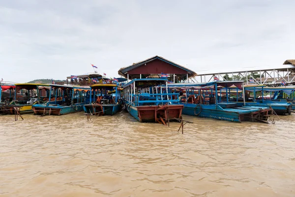 Aug: 29: 2018 - siem reap, Kambodscha - Ausflugsboote auf dem Tonle-Saft-See, wurde zum Unesco-Biosphärenreservat erklärt.. — Stockfoto