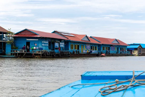 Aug: 29: 2018 - siem reap, Kambodscha - Schule für Kinder im schwimmenden Dorf auf dem Tonle-Saft-See. siem ernten Kambodscha. — Stockfoto