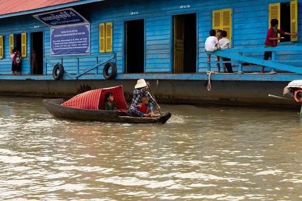 Août : 29 : 2018 - SIEM REAP, CAMBODIA - Mère emmène les enfants à l'école en bateau dans un village flottant sur le lac Tonle Sap . — Photo