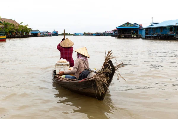 Aug: 29: 2018 - siem reap, Kambodscha - zwei Frauen verkaufen Lebensmittel in einem schwimmenden Dorf auf dem Tonle-Saft-See.. — Stockfoto