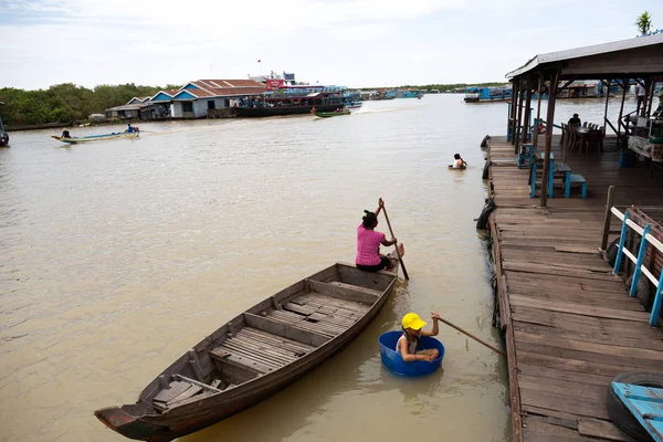 Menschen Leben Schwimmenden Dorf Auf Dem Tonle Saft See Siem — Stockfoto