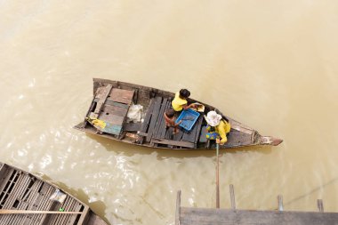 Üstten görünüm Tonle Sap Gölü üzerindeki yüzen köyü. Siem Reap Kamboçya.