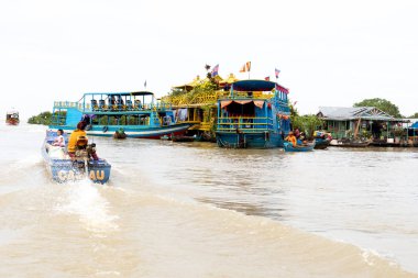 İnsan ve yaşam Tonle Sap Gölü üzerindeki yüzen Köyü'nde. Siem Reap Kamboçya.