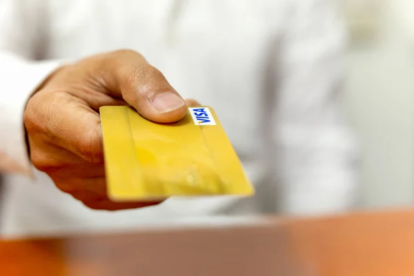 Tarjeta Crédito Con Visa Mano Dof Poco Profundo — Foto de Stock
