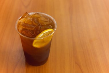 Serinletici buzlu çay ve limon ahşap tablo