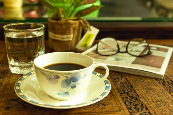 Πρωινό Φως Φλιτζάνι Καφέ Και Ποτήρι Του Νερού Σκάλισμα Ξύλινο — Φωτογραφία Αρχείου
