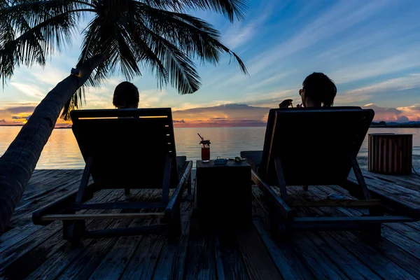 Silueta Mujer Sentarse Silla Playa Beber Cóctel Viendo Atardecer Sobre — Foto de Stock