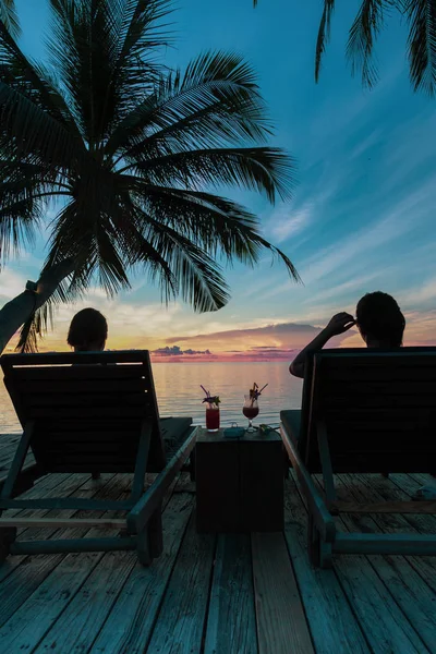 Silueta Mujer Sentarse Silla Playa Tomando Cóctel Viendo Puesta Sol — Foto de Stock