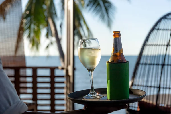 Garçom Vidro Seaving Vinho Branco Garrafa Cerveja Uma Bandeja Perto — Fotografia de Stock