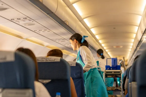 バンコク タイ王国 2018 バンコク航空のフライトアテンダント ボード上の乗客に食物と飲み物 — ストック写真