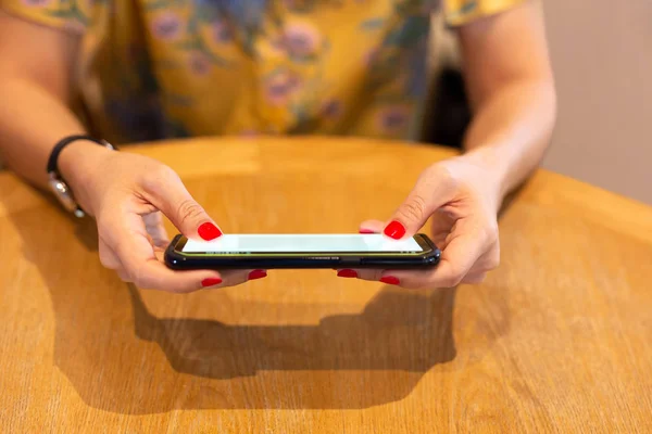 Vrouw Met Rode Kleur Nagel Mobiele Telefoon — Stockfoto