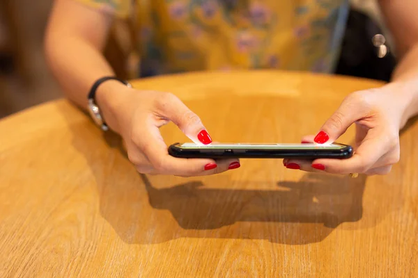 Vrouw Met Rode Kleur Nagel Mobiele Telefoon — Stockfoto