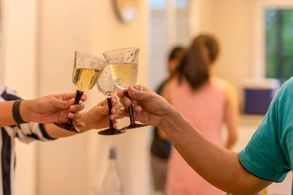 Amigos Festa Celebração Com Copos Clinking Vinho Branco Casa — Fotografia de Stock