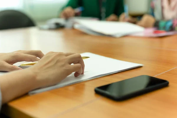 Caneta Mão Segurando Apresentar Seu Documento Reunião Escritório — Fotografia de Stock