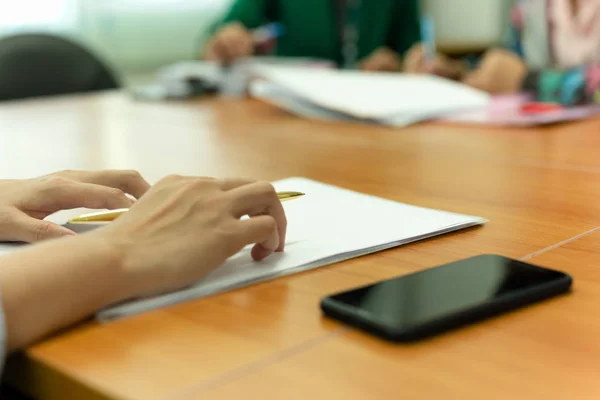 Hand Met Pen Tijdens Presentatie Van Zijn Document Office Vergadering Stockfoto