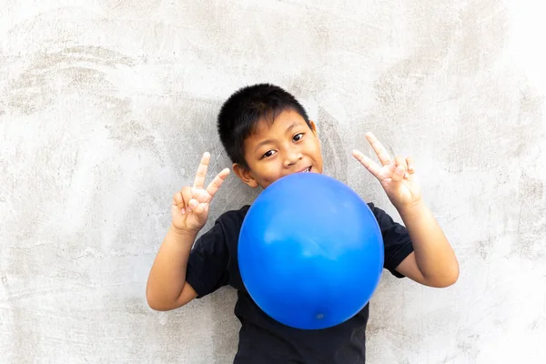 Malé Asijské Boy Kousání Balón Prstem Nahoru Šedém Pozadí — Stock fotografie