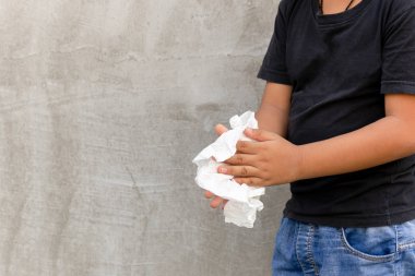 Asyalı çocuk elleri ıslak mendil ile Temizleme