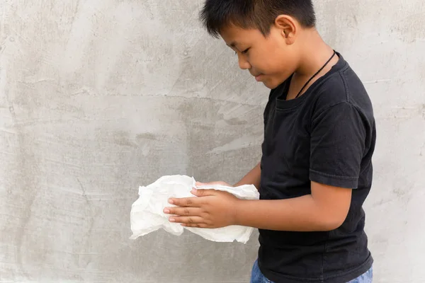 Азиатский Мальчик Моет Руки Влажной Тканью — стоковое фото