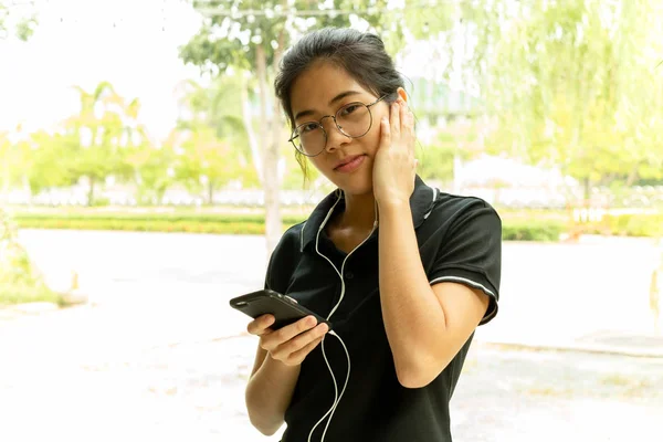 Ázsiai Tizenéves Üvegek Hallgat Sejt Telefon Fényképezőgép Nézett — Stock Fotó
