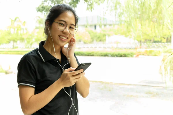 Ázsiai Tizenéves Üvegek Hallgat Sejt Telefon Fényképezőgép Nézett — Stock Fotó