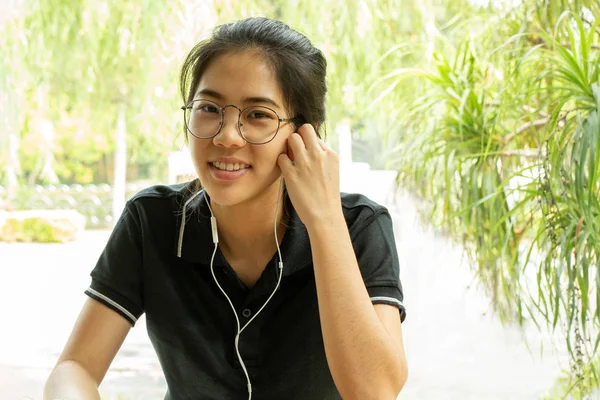 Ázsiai Diák Dolgozik Laptop Fejhallgató Látszó Fényképezőgép — Stock Fotó