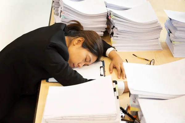 Wyczerpany Kobiety Mają Dużo Pracy Dokumentów Usniecie Biurko — Zdjęcie stockowe