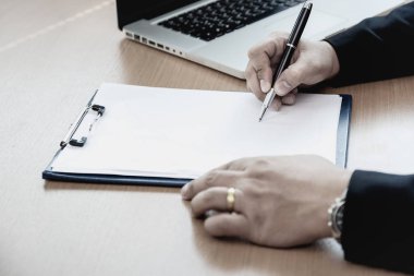 Ofis Masası sözleşme formu imzalama, işadamı