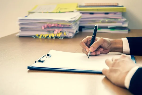 Negócio Bem Sucedido Mão Assinatura Contrato Formulário Mesa Madeira Escritório — Fotografia de Stock