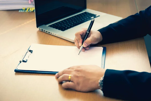 Business Framgångsrik Hand Underteckna Kontraktet Formulär Trä Skrivbord Office — Stockfoto