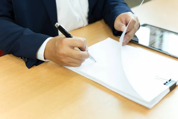 Empresario Firmando Contrato Papel Con Pluma Escritorio Oficina — Foto de Stock