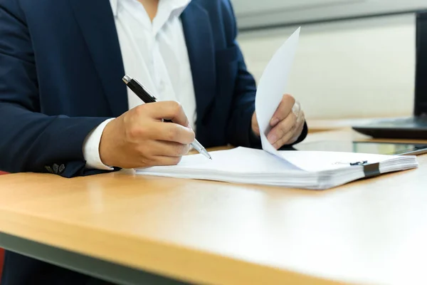 Empresario Firmando Contrato Papel Con Pluma Escritorio Oficina — Foto de Stock