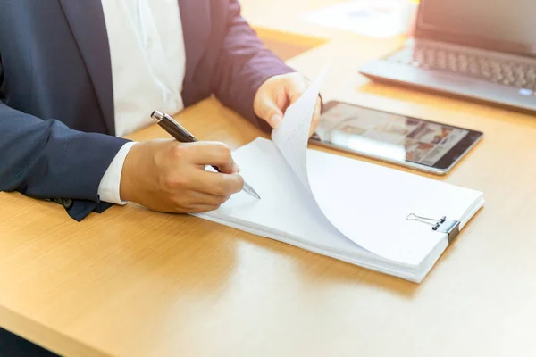 Empresario Firmando Contrato Papel Con Pluma Escritorio Oficina — Foto de Stock